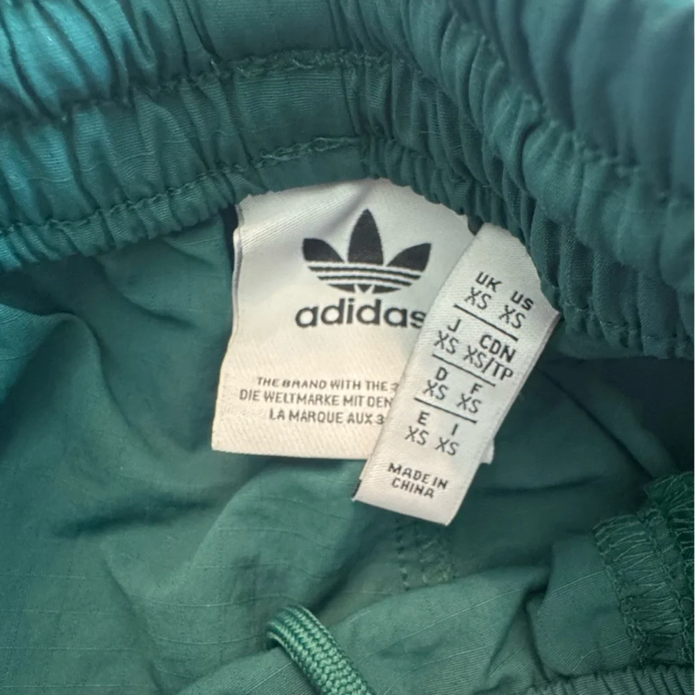 Adidas Nylon Ripstop Cargo Windbreaker Pants in Green Unisex Streetwear Men’s XS